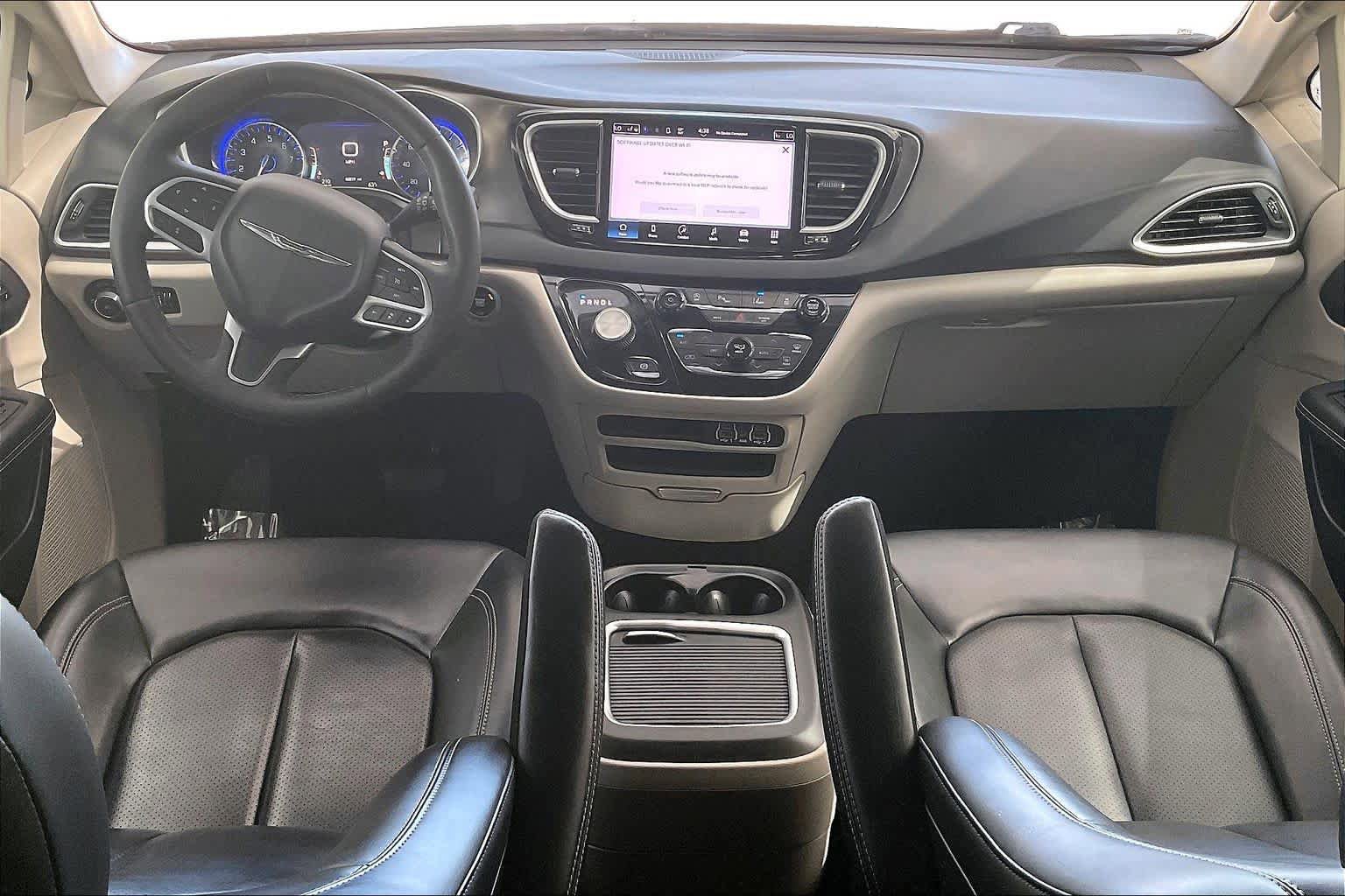 Used 2023 Chrysler Pacifica Touring-L image 16