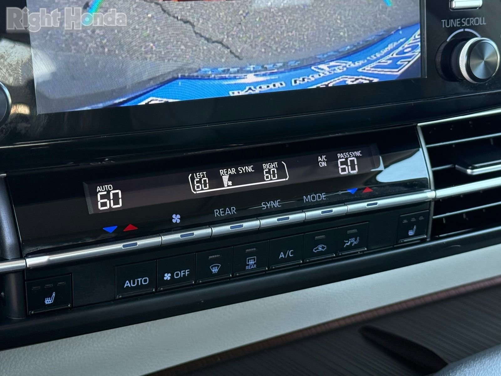 Used 2024 Toyota Sienna XLE FWD image 23