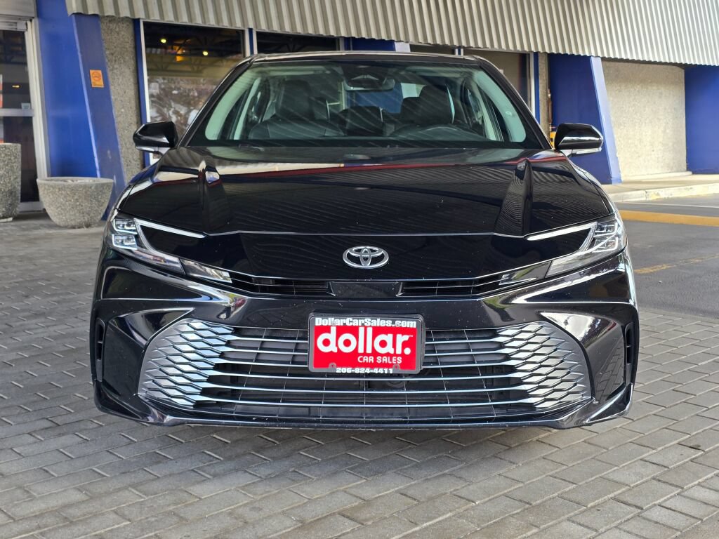 Used 2025 Toyota Camry XLE FWD image 2