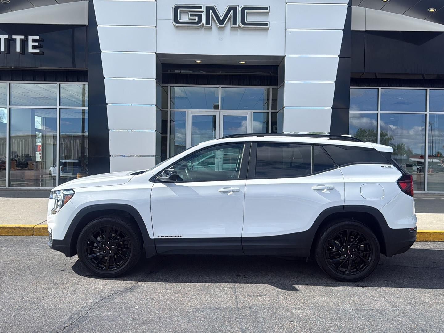Used 2024 GMC Terrain SLE w/ Driver Convenience Package AWD/4WD image 1