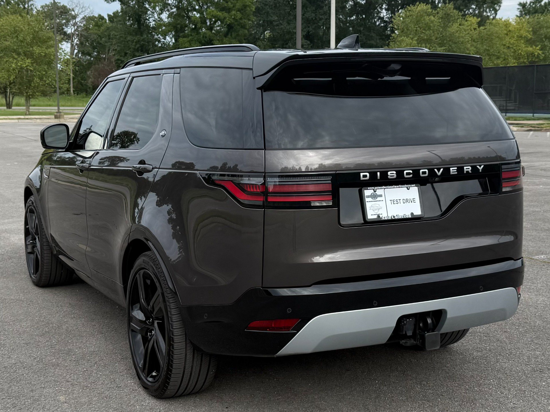 Used 2025 Land Rover Discovery Metropolitan Edition AWD/4WD image 4