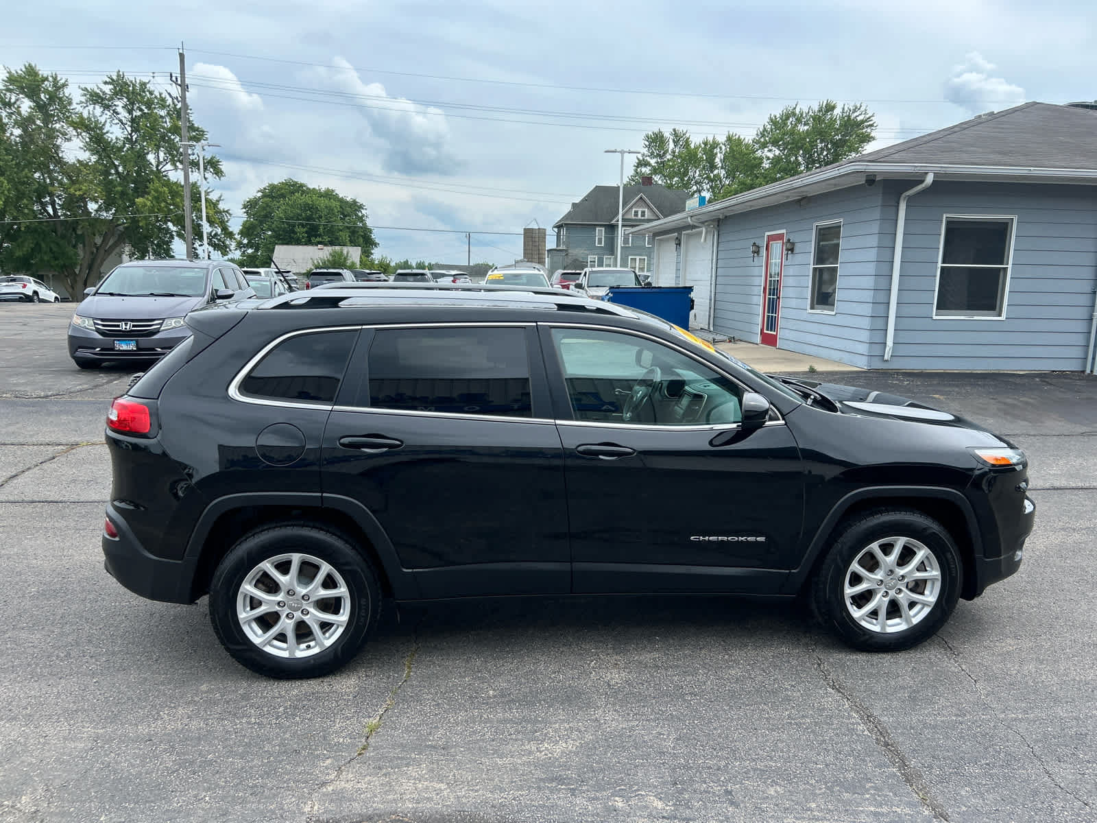 Used 2018 Jeep Cherokee Latitude w/ Safety Group AWD/4WD image 2