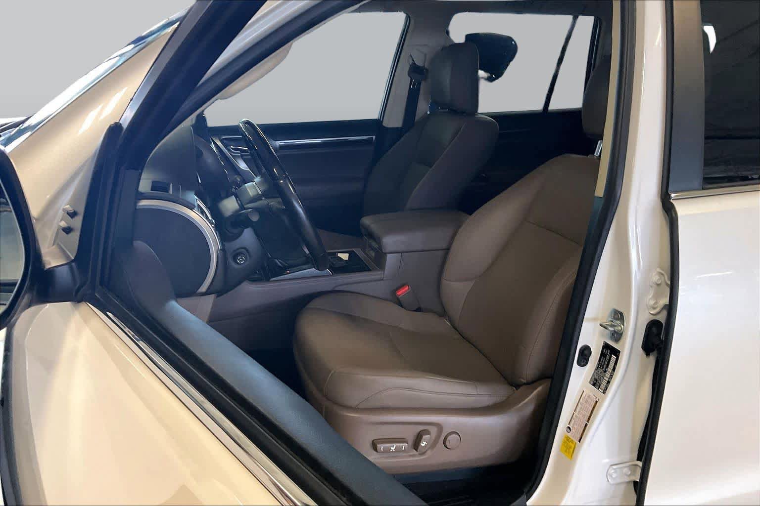 Used 2023 Lexus GX 460 Premium w/ Accessory Package AWD/4WD image 7