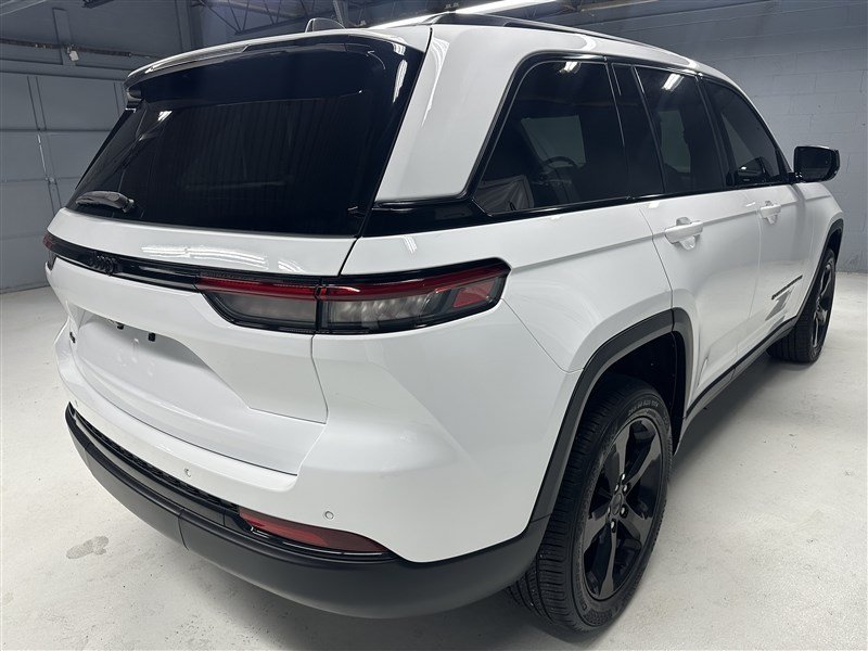 Used 2022 Jeep Grand Cherokee Altitude AWD/4WD image 8