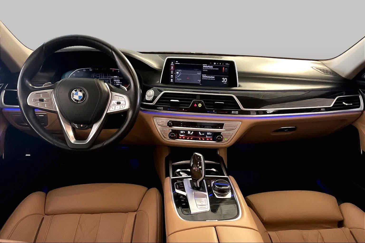Used 2022 BMW 740i w/ Luxury Rear Seating Package RWD image 13