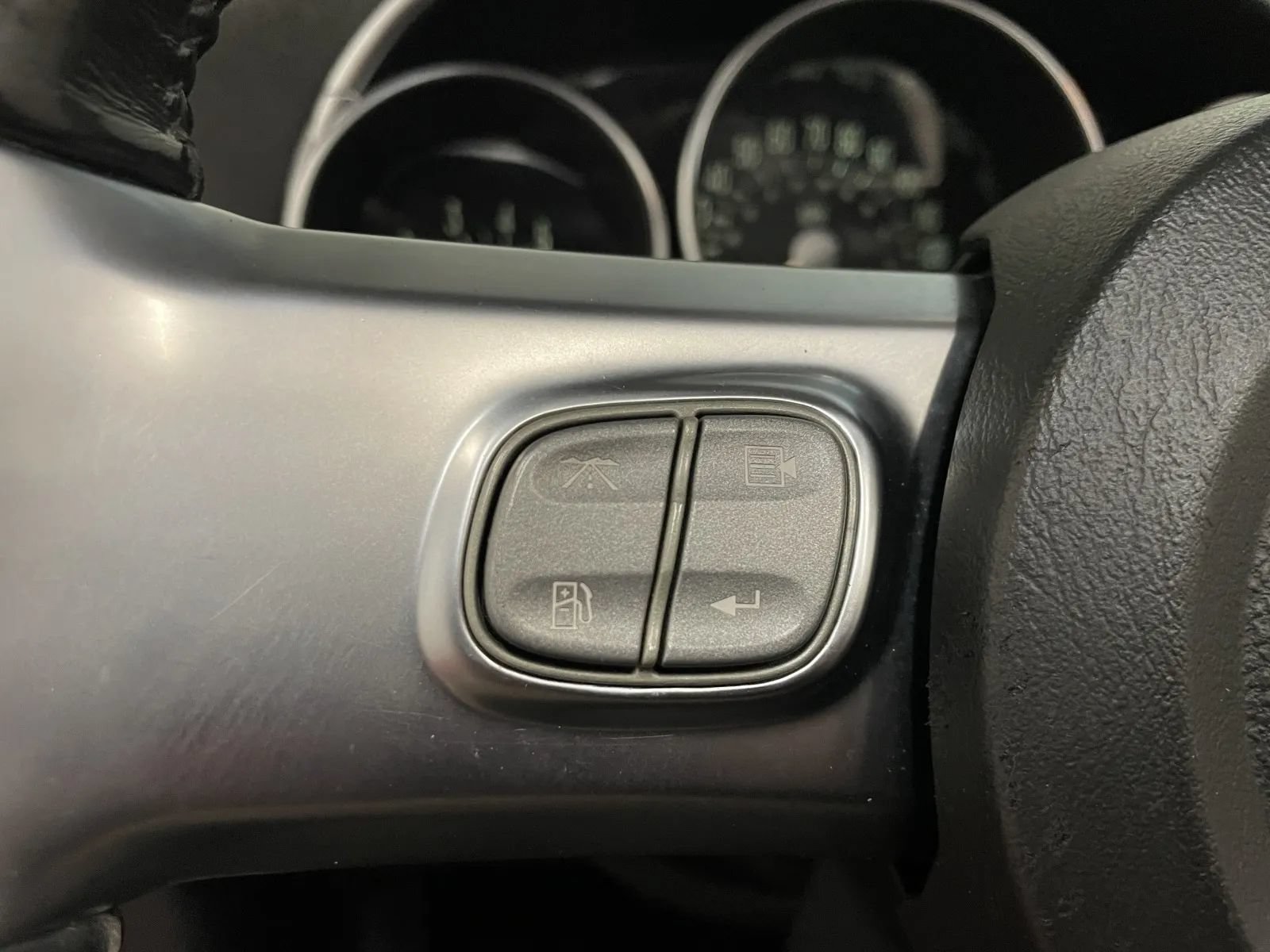 Used 2005 Chevrolet SSR w/ Preferred Equipment Group RWD image 23