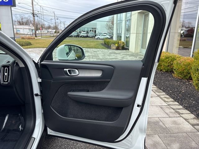 Used 2025 Volvo XC40 B5 Core image 15