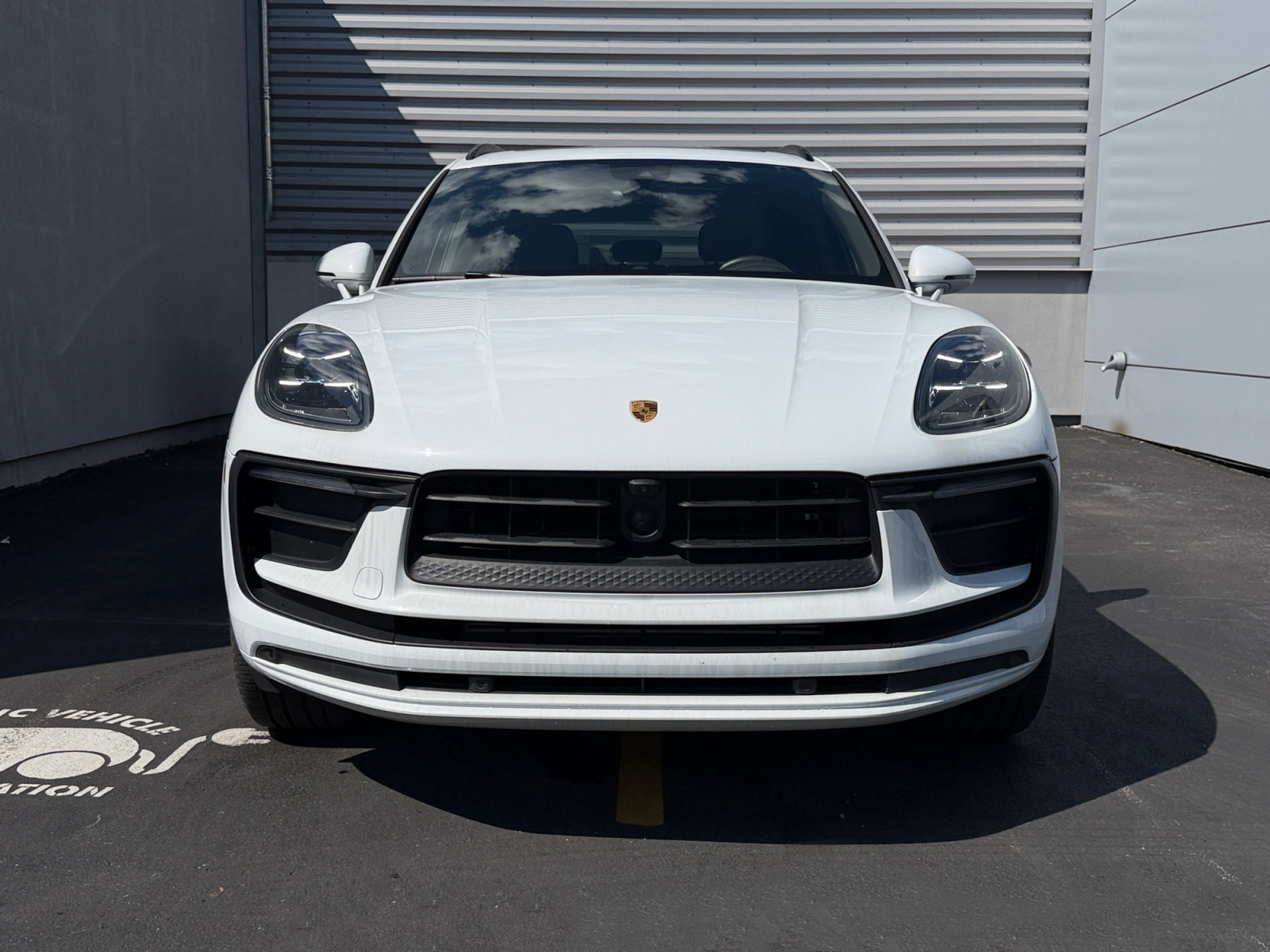 Used 2025 Porsche Macan AWD/4WD image 6