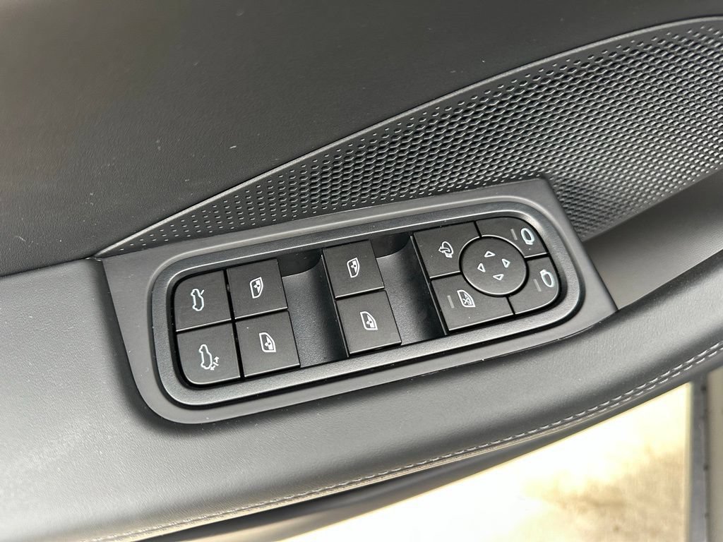 Used 2026 Porsche Macan Electric RWD image 21