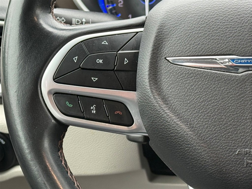 Used 2018 Chrysler Pacifica Touring-L FWD image 11