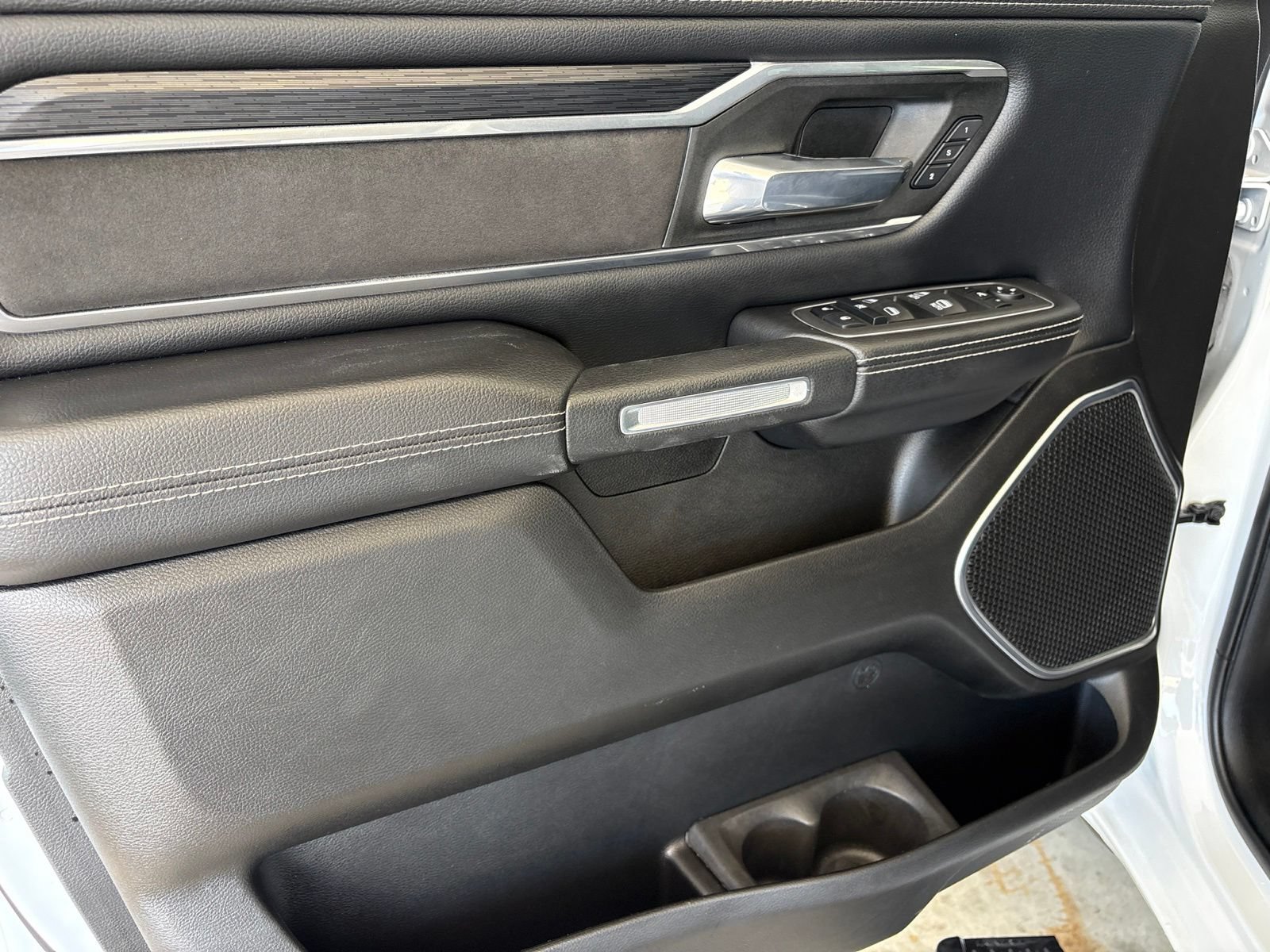 Used 2024 RAM 1500 Laramie AWD/4WD image 12