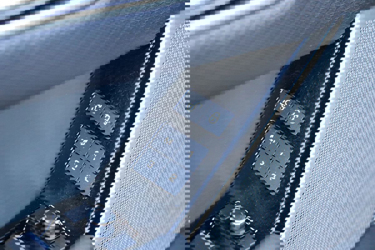 Used 2018 Land Rover Range Rover Velar R-Dynamic SE image 46