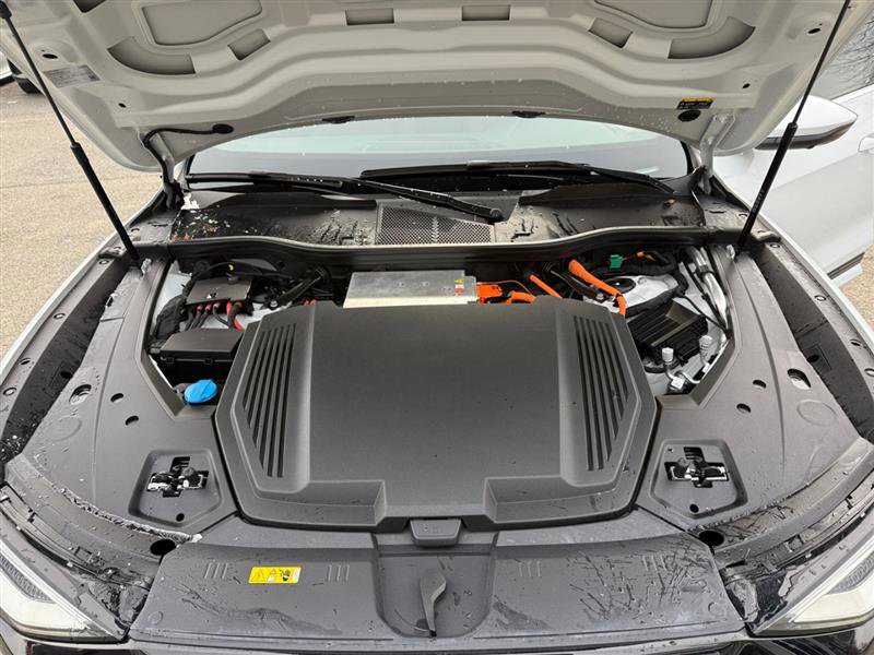 Used 2024 Audi Q8 e-tron Premium Plus image 18