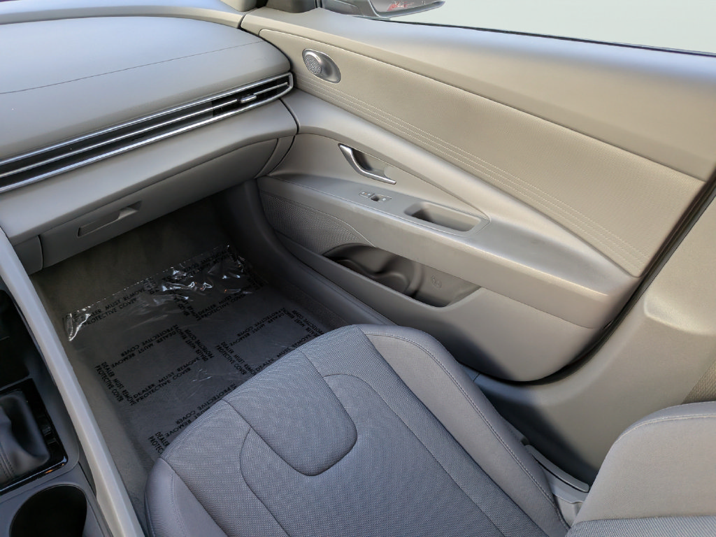 Used 2024 Hyundai Elantra SE FWD image 11