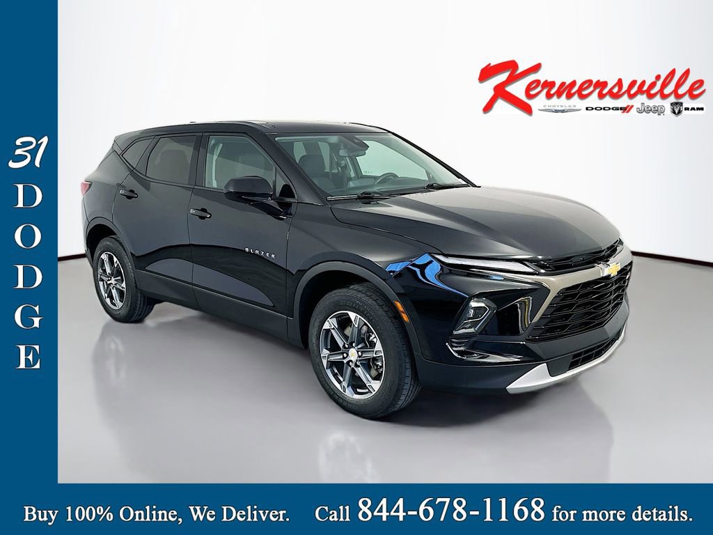 Used 2025 Chevrolet Blazer LT FWD image 1