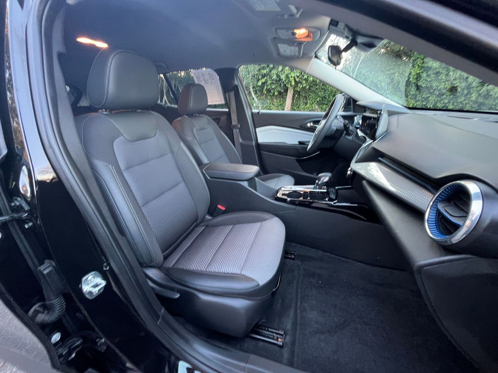 Used 2025 Chevrolet Trax LT w/ LT Convenience Package image 34