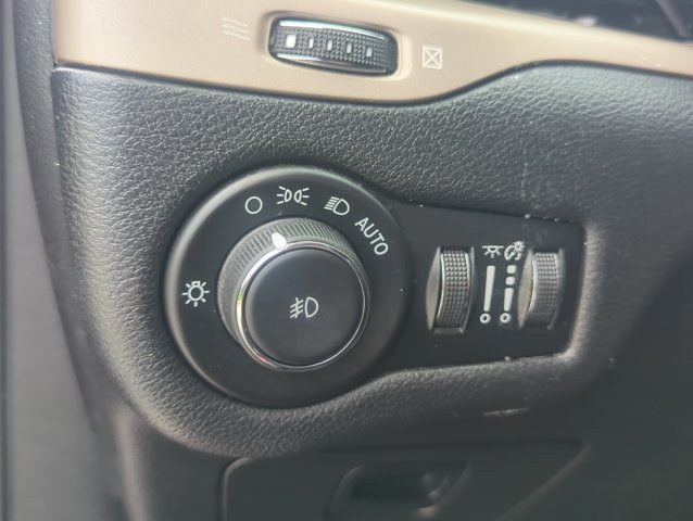 Used 2017 Jeep Cherokee Limited FWD image 25