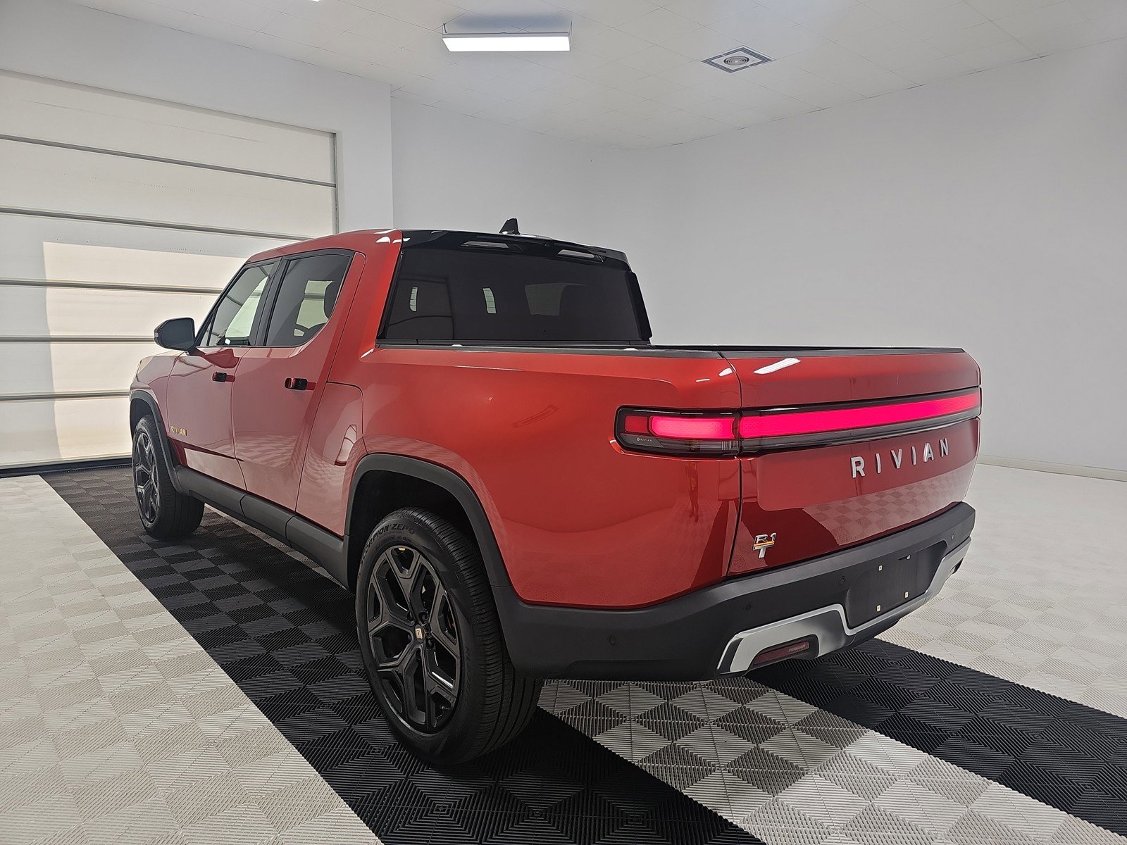 Used 2023 Rivian R1T Adventure image 3