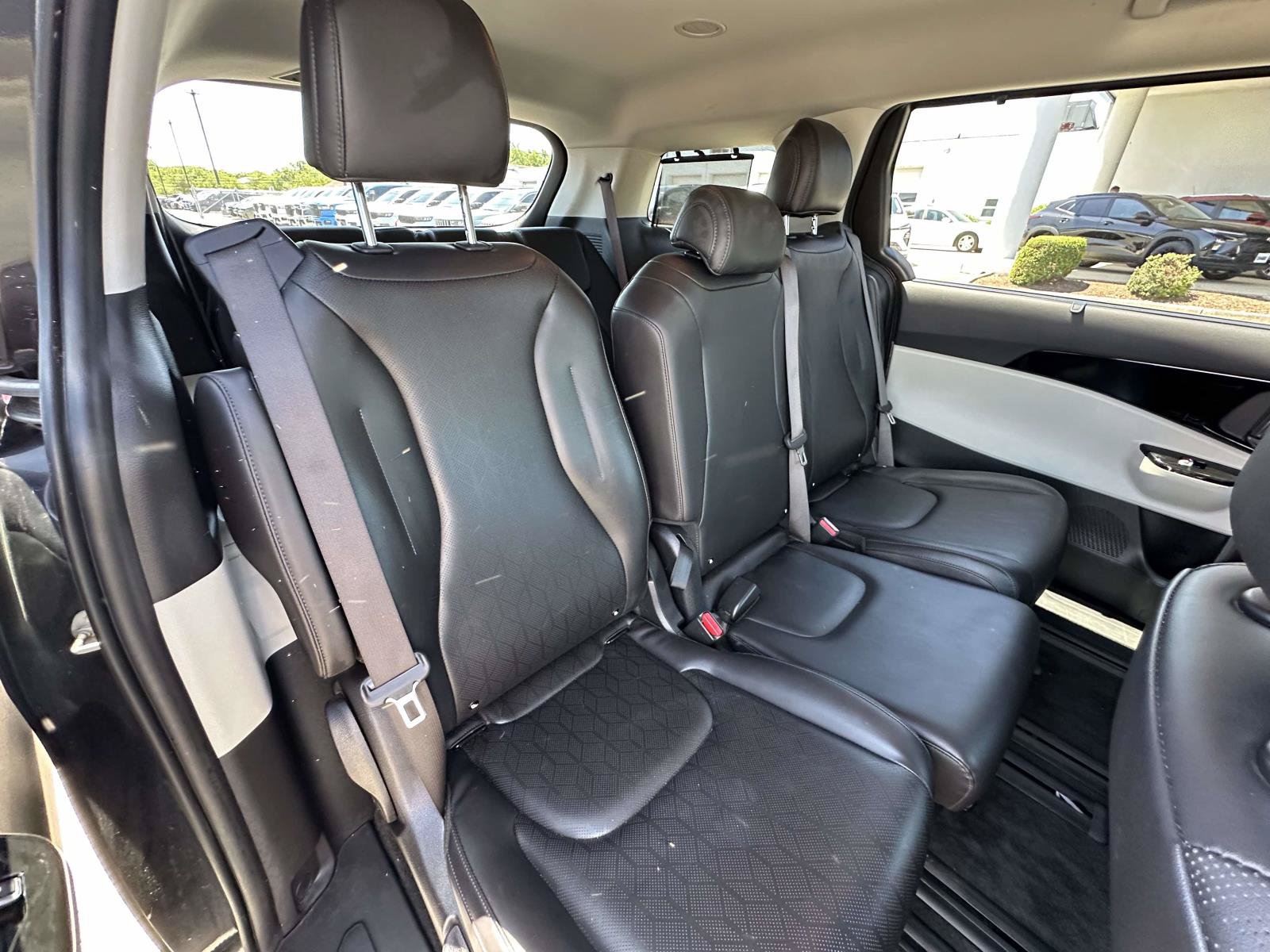 Used 2024 Kia Carnival EX FWD image 23