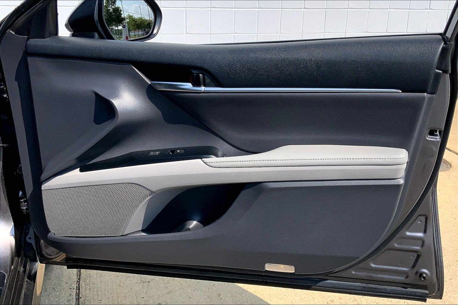 Used 2020 Toyota Camry XLE w/ Sunroof Package FWD image 29