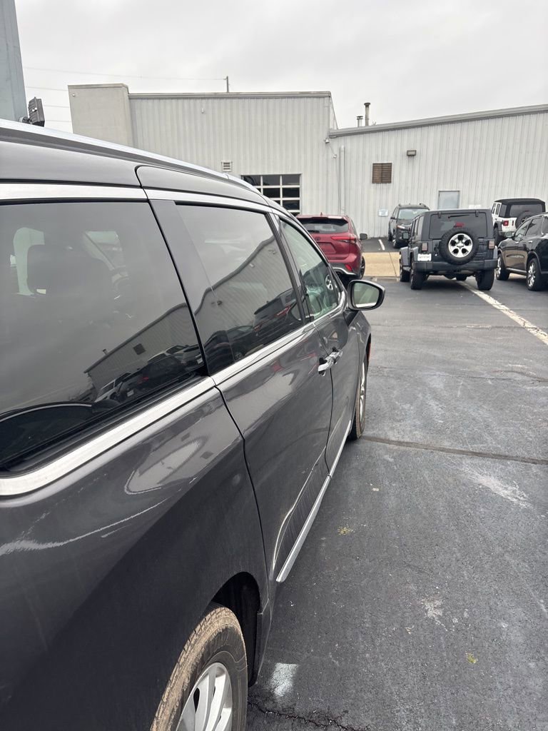 Certified 2018 Chrysler Pacifica Touring-L Plus image 9