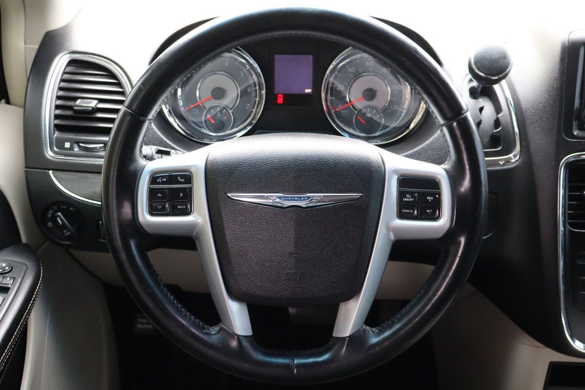 Used 2013 Chrysler Town & Country Touring image 30