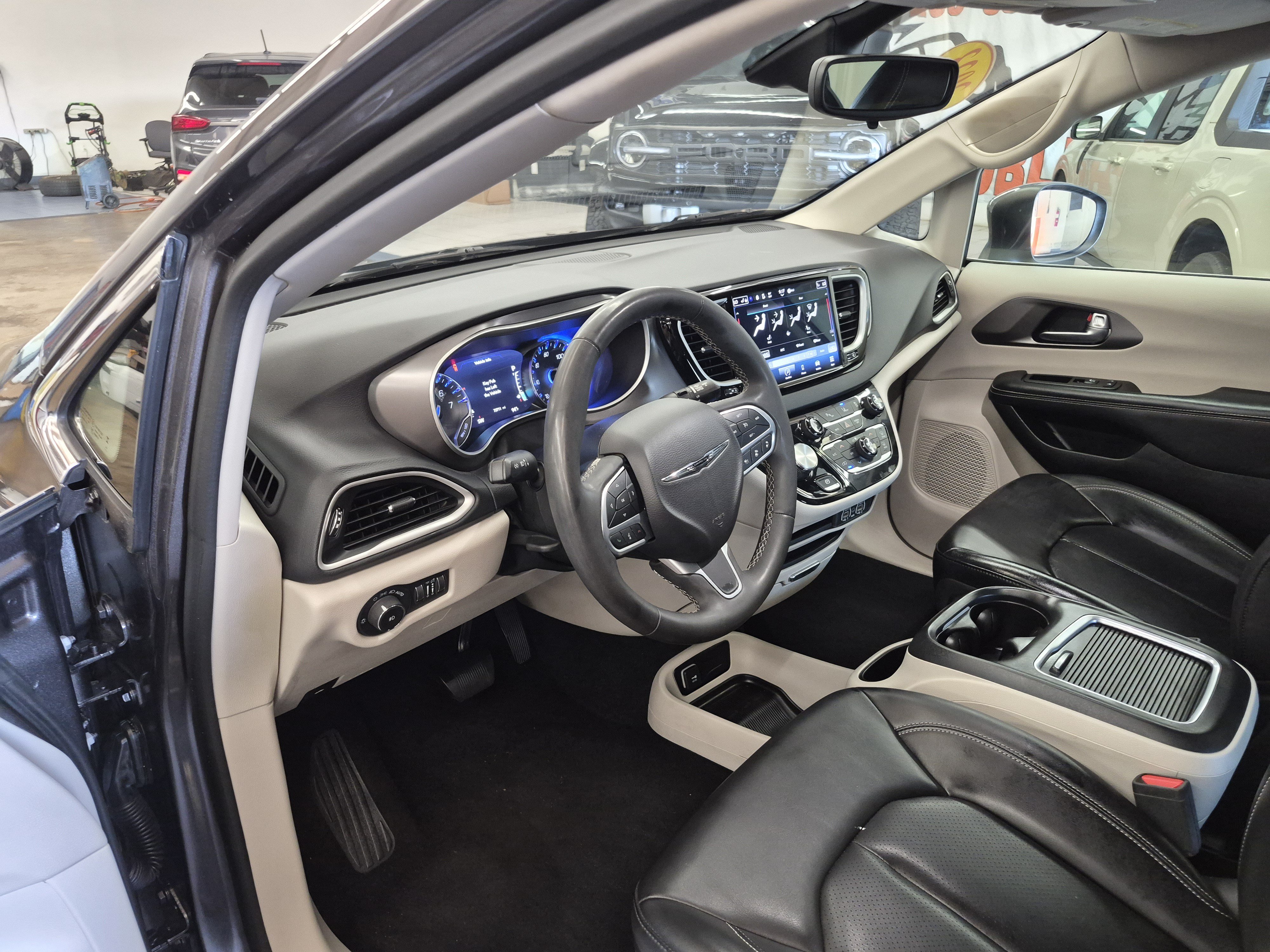 Used 2023 Chrysler Pacifica Touring-L FWD image 12
