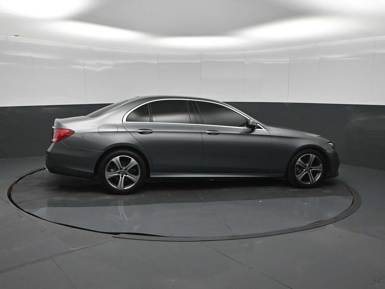Used 2019 Mercedes-Benz E 300 4MATIC image 9