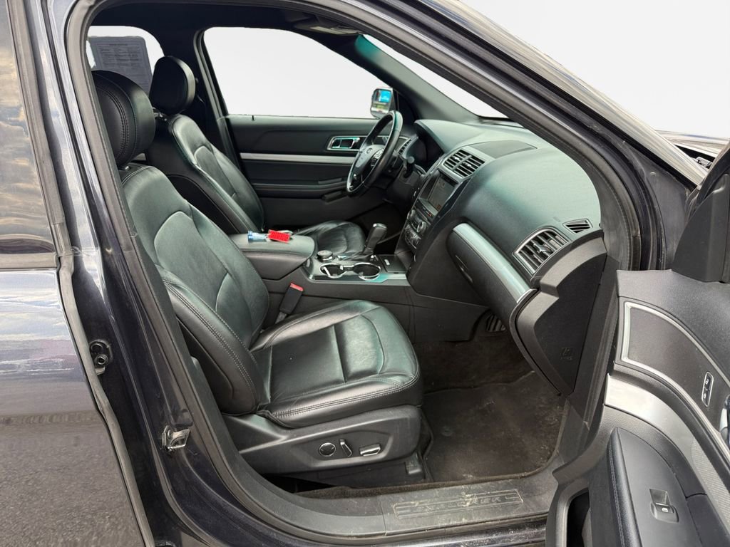 Used 2017 Ford Explorer XLT w/ Equipment Group 202A image 24