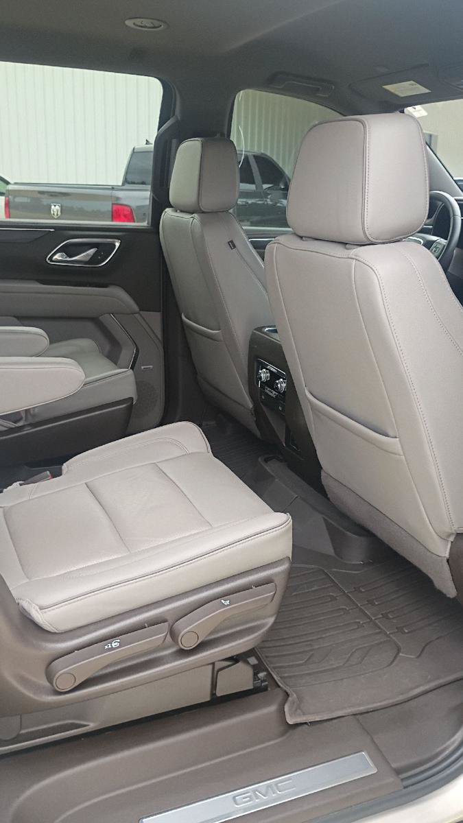 Used 2023 GMC Yukon XL SLT w/ LPO, Floor Liner Package RWD image 20