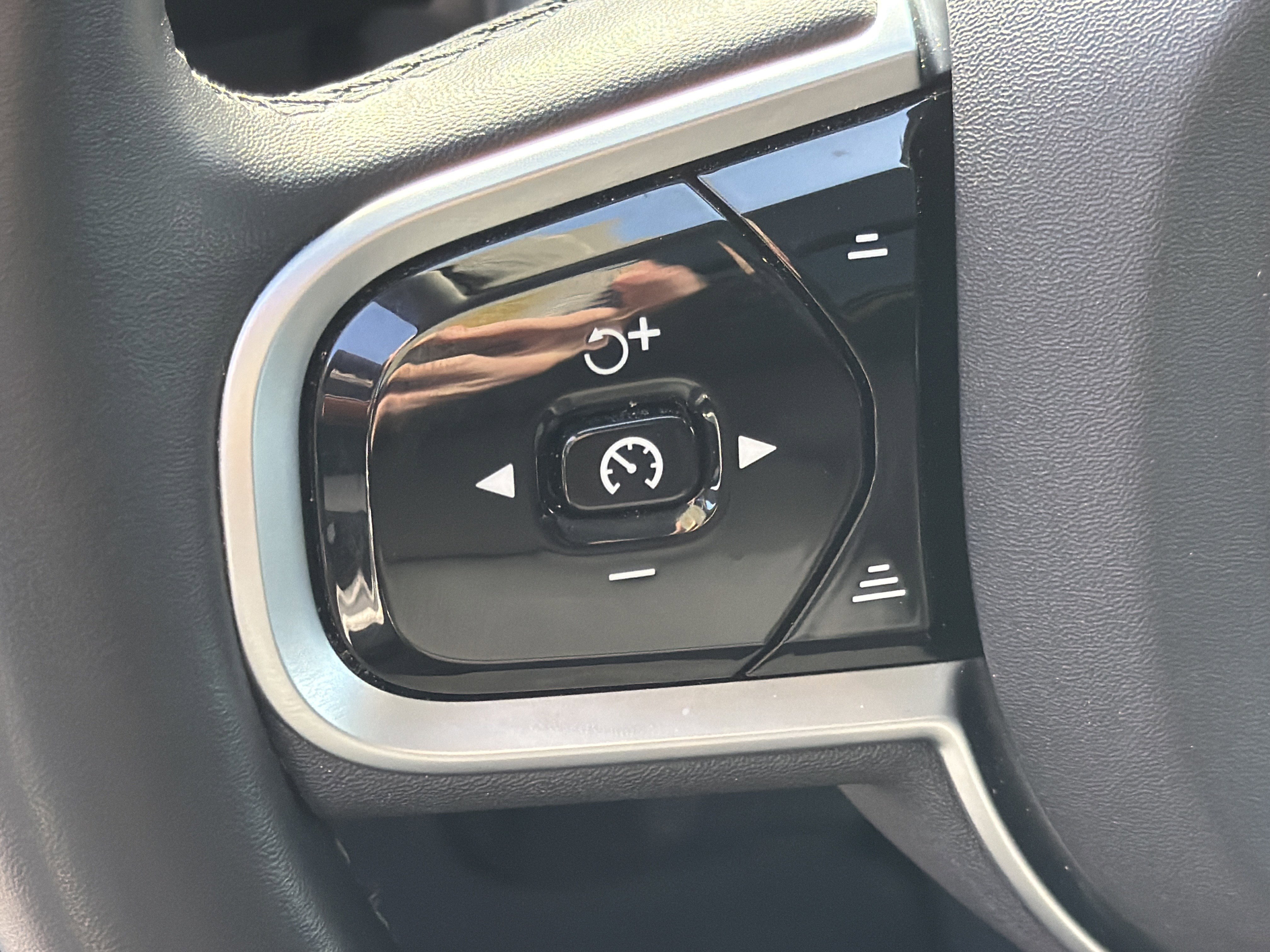 Certified 2025 Volvo V60 B5 Cross Country Plus image 19