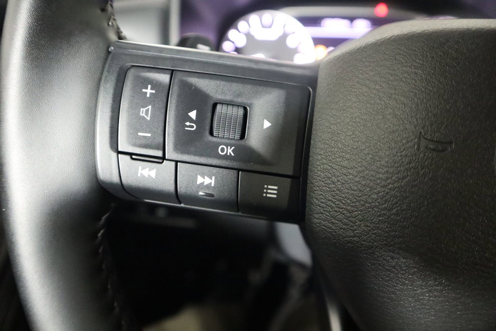 Used 2025 Nissan Rogue SV image 47