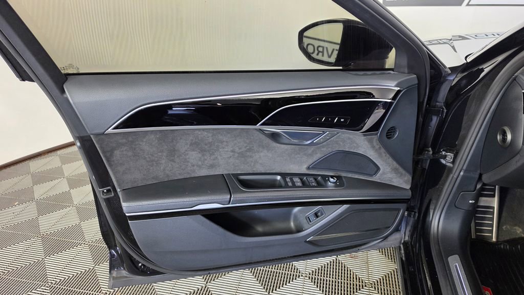 Used 2020 Audi S8 L w/ S8 Executive Package AWD/4WD image 19