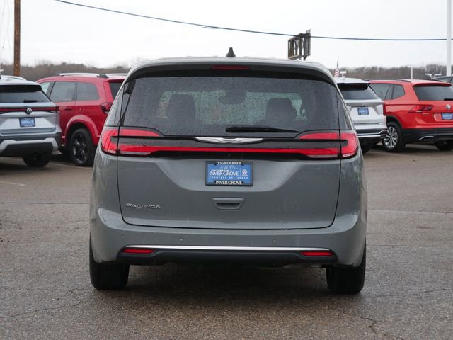 Used 2023 Chrysler Pacifica Touring-L image 6