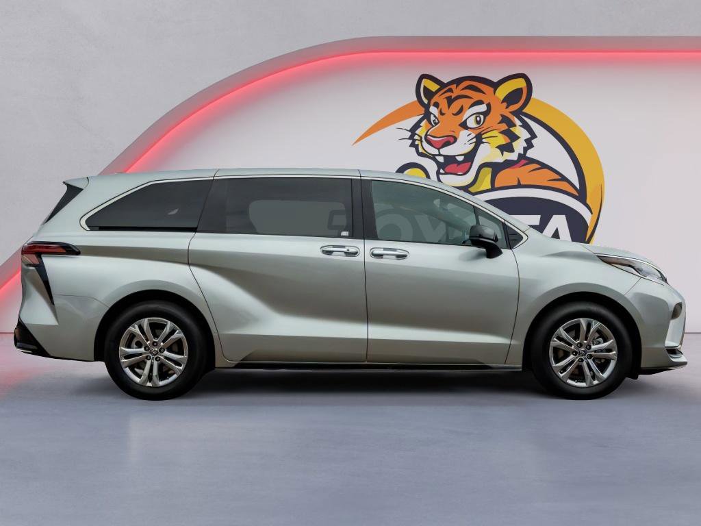 Used 2023 Toyota Sienna XSE AWD/4WD image 4