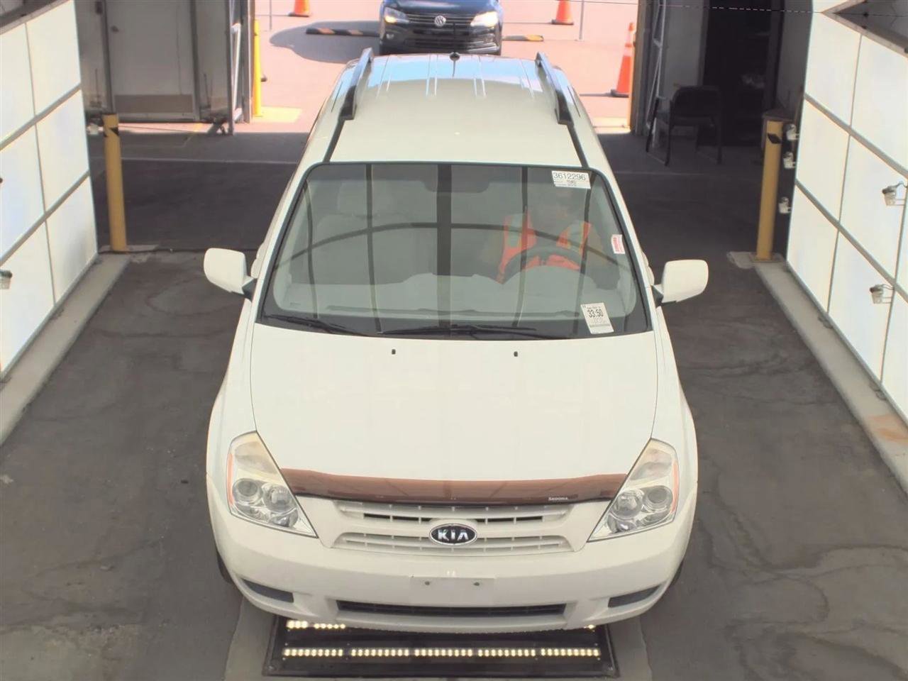 Used 2009 Kia Sedona LX image 2