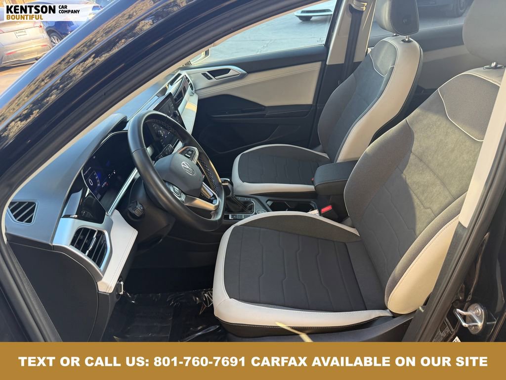 Used 2025 Volkswagen Taos SE image 28