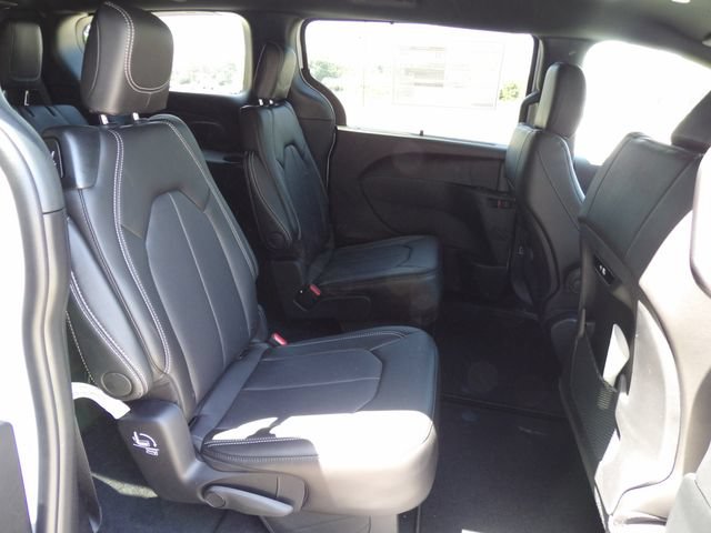 New 2027 Chrysler Pacifica Select FWD image 14
