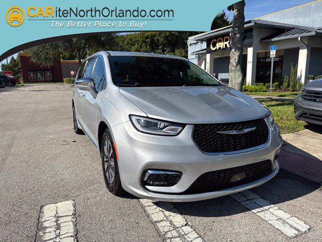 Used 2022 Chrysler Pacifica Limited w/ Uconnect Theater Family Group