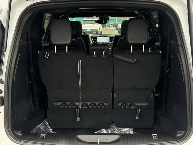 New 2026 Chrysler Pacifica Limited w/ Uconnect Theater Family Group image 9