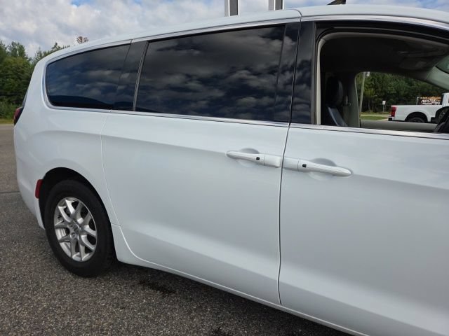 Used 2023 Chrysler Pacifica Touring-L FWD image 28