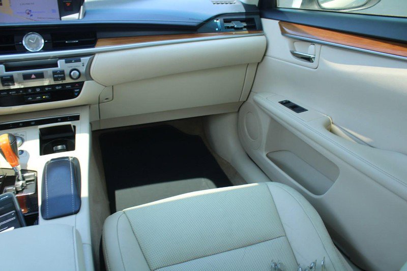 Used 2015 Lexus ES 300h w/ Navigation System Package FWD image 14