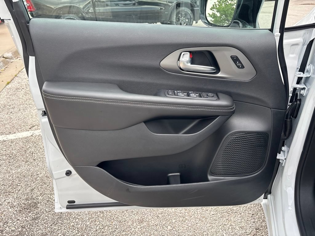 New 2027 Chrysler Pacifica Select FWD image 52