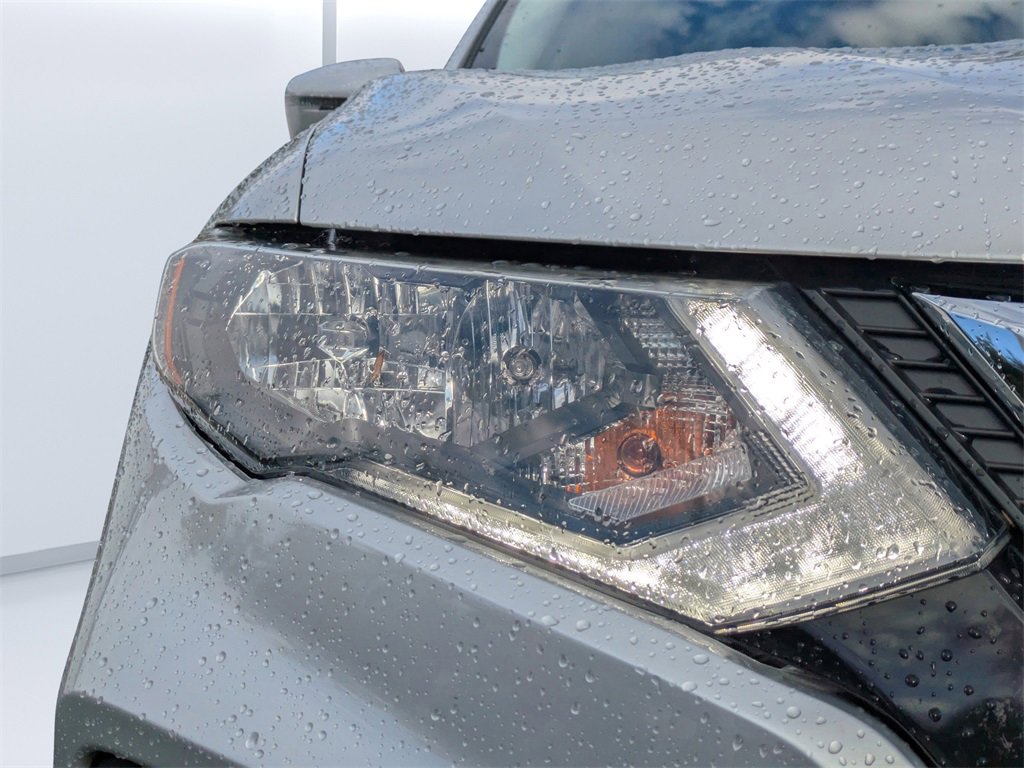 Used 2018 Nissan Rogue SV w/ Premium Package image 9