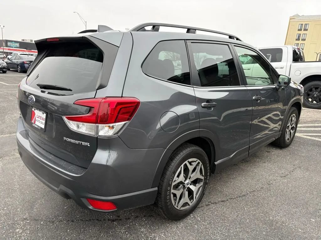 Used 2022 Subaru Forester Premium AWD/4WD image 5