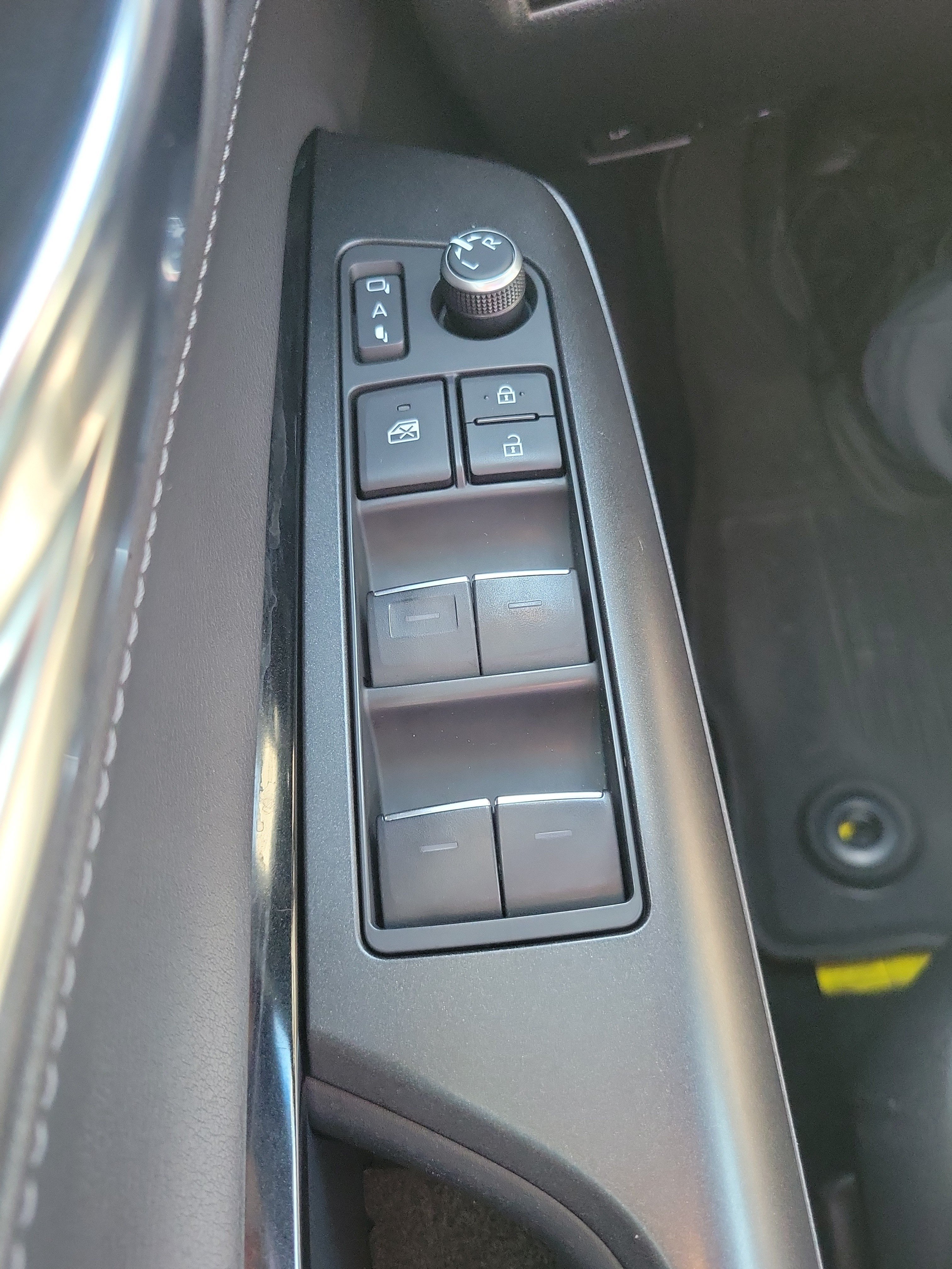 Used 2021 Toyota Venza LE AWD/4WD image 29