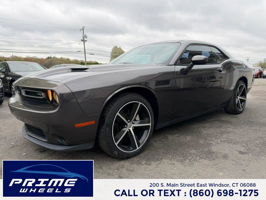 Used 2015 Dodge Challenger SXT w/ Super Sport Group (SS/T) RWD image 3