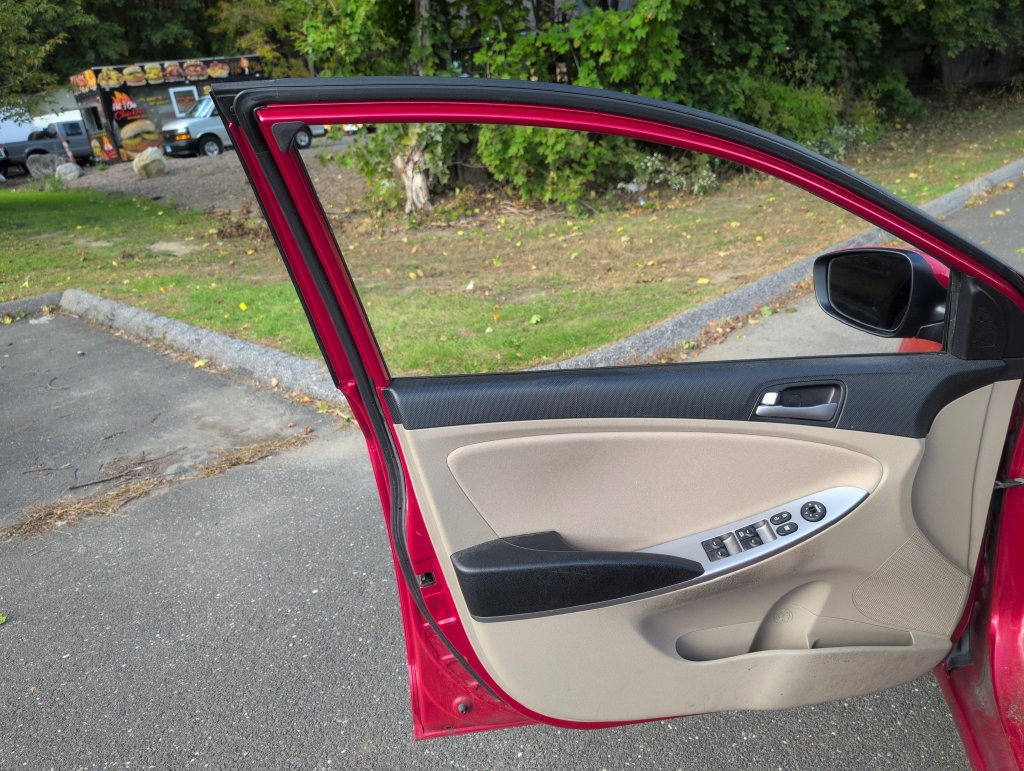 Used 2016 Hyundai Accent SE FWD image 11