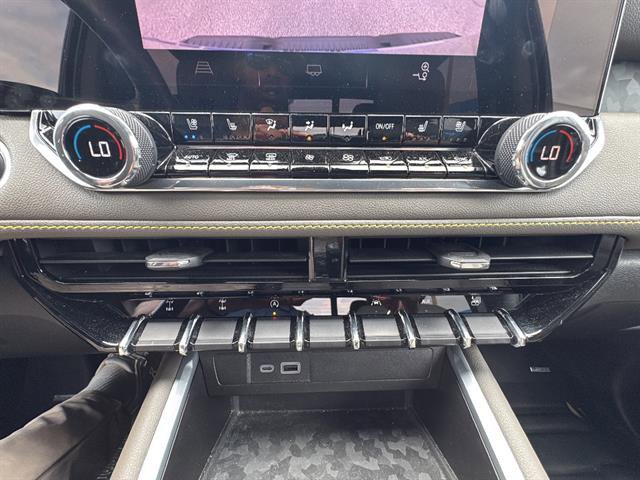 Used 2024 Chevrolet Colorado ZR2 w/ ZR2 Convenience Package III AWD/4WD image 23