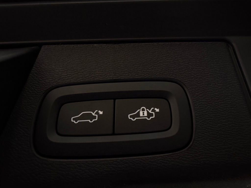 Used 2025 Volvo XC60 B5 Plus image 13